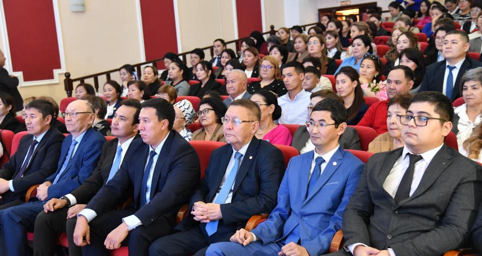 Атырауда әлеуметтік қорғау жүйесі қызметкерлері кәсіби мерекесін атап өтті